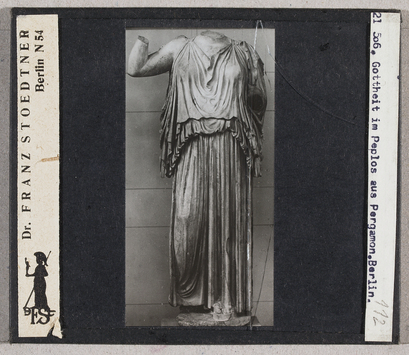 Vorschaubild Berlin: Gottheit im Peplos aus Pergamon (Stoedtner-Nr. 21506 